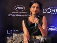 खूबसूरत की रीमेक से डरी सोनम कपूर 