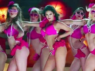 VIDEO: गाना है 'देसी लुक' पर 'टू पीस' पहनकर नाच रहीं सनी लियोन