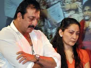 Omg !! जूते फेंक कर मारती है संजय दत्त की बीवी.. ये क्या कह डाला !