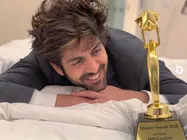 मसाला UAE अवॉर्ड: कार्तिक आर्यन को मिला बेस्ट एक्टर का अवॉर्ड, सोशल मीडिया पर जाहिर की खुशी