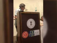 अमोल पालेकर को चीफ गेस्ट बनाकर बुलाया फिर स्पीच के बीच में ही रोका, सरकार की कर रहे थे निंदा