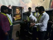 संजय दत्त की फैन-फॉलोइंग का दिखा जलवा, फैंस ने मनाया फिल्म 'प्रस्थानम' की रिलीज का जश्न