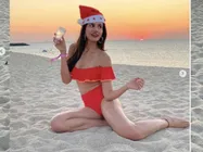 बीच के किनारे बिकीनी में क्रिसमस मनाती दिखीं ये एक्ट्रेस, बेहद हॉट तस्वीरें वायरल