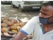 आयुष्मान खुराना की 'ड्रीम गर्ल' का एक्टर, लॉकडाउन में पैसे के लिए बेचा सड़क पर फल, दर्दनाक तस्वीर!