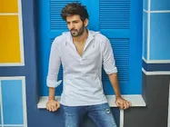 'दोस्ताना 2' के बाद, शाहरुख के रेड चिलीज की फिल्म से भी बाहर हुए कार्तिक आर्यन! 