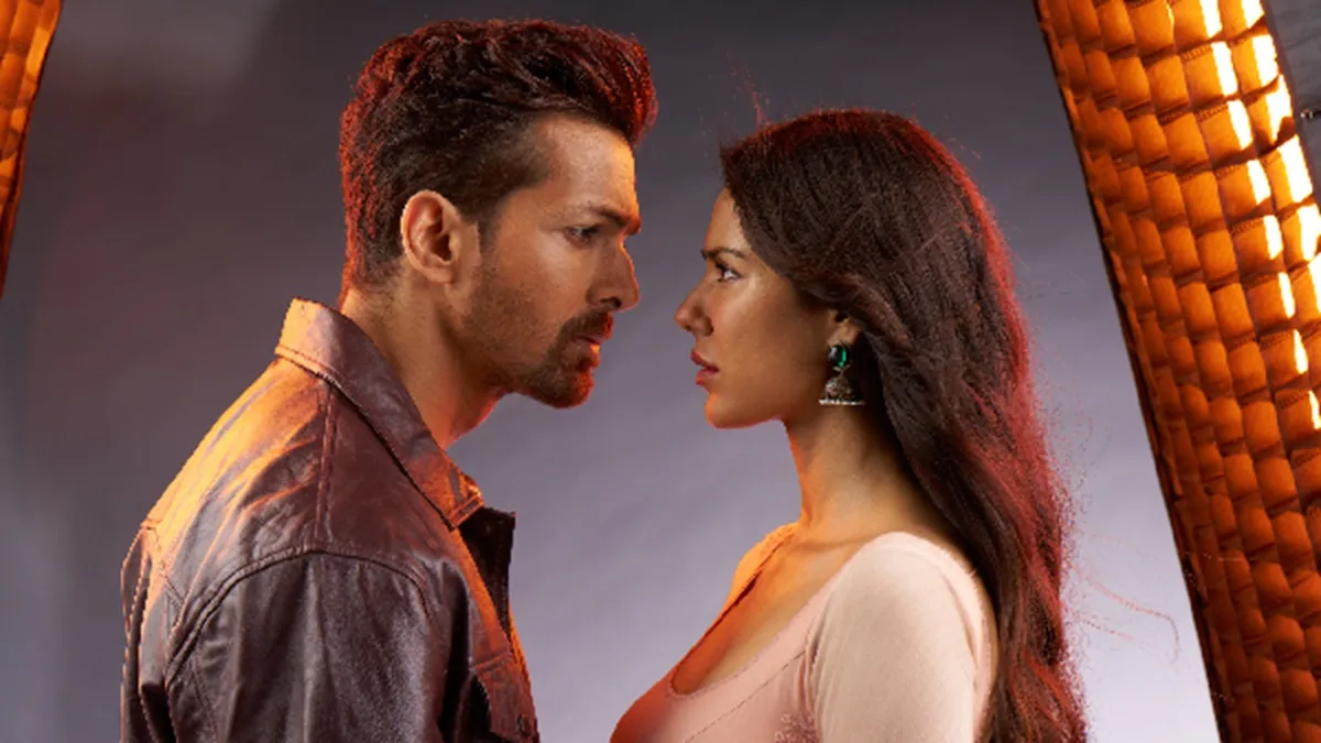entertainment ek deewane ki deewaaniyat teaser out harshvardhan rane and sonam bajwa starrer promises a storm this