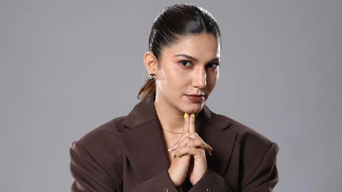 ද 50" තරගයේදී සප්නා චෞද්‍රි ස්ත්‍රී පුරුෂ භාවය ඉක්මවා අභියෝග ජය ගනී