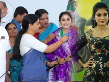 ರಾಜಕೀಯದ ಅಖಾಡಕ್ಕೆ ಧುಮುಕಿದ ಜಾಹ್ನವಿ ; ತೆನೆ ಹೊತ್ತ ಬಿಗ್ ಬಾಸ್ ಚೆಲುವೆ - ಸ್ವಾಗತಿಸಿದ ಹೆಚ್‌ಡಿಕೆ