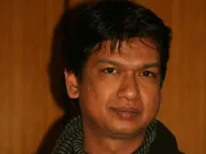 ಖಾಲಿ ಕ್ವಾಟ್ರು ಆಯ್ತು ಈಗ ವಿಜಯ್ ಕೈಲಿ ಸಿಗರೇಟ್!