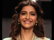  അനിലിന്റെ ചിത്രത്തില്‍ സോനം രാഷ്ട്രീയക്കാരി