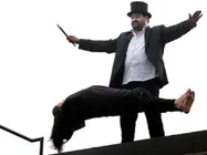 പെണ്‍കുട്ടിയെ വായുവിലുയര്‍ത്തി മോഹന്‍ലാലിന്റെ മാജിക്