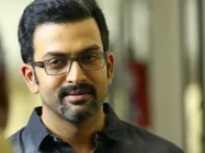 പൃഥ്വി തകര്‍ക്കുമോ? ഒന്നിനു പിറകെ ഒന്നായി ഇതിഹാസ നായകന്മാര്‍, ദളവയും കൃഷ്ണനും കര്‍ണനും... 