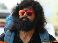 താടിയും മുടിയും നീട്ടി പ്രാകൃതരൂപത്തിലുള്ള ഈ പ്രമുഖയുവനടന്‍ ആരാണെന്ന് മനസ്സിലായോ?