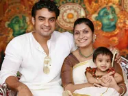 അച്ഛന്‍ സ്‌റ്റേജിലുണ്ടല്ലോ പിന്നെന്താ, ടോവിനോയുടെ മകളുടെ കുസൃതി, വീഡിയോ വൈറല്‍, കാണൂ!