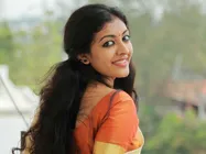 ഏറ്റവും കഷ്ടപ്പെട്ടത് പൃഥ്വിരാജിനൊപ്പമുള്ള റൊമാന്‍സ് രംഗങ്ങള്‍; വിമാനം നായിക പറയുന്നു 