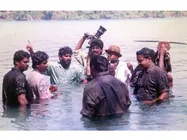 ഷൂട്ടിംഗിനിടെ നായകനായ മോഹന്‍ലാല്‍ വെള്ളത്തില്‍ ചാടി! ഒപ്പം ക്യാമറയുമായി അണിയറ പ്രവര്‍ത്തകരും! കാണൂ