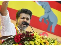  Vijay: திடீரென விமானத்தில் இருந்து இறக்கப்பட்ட விஜய்.. கையில் இருந்தது என்ன? 
