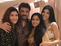 குடும்பத்தை இப்படி கொண்டாடனும்.. ஃபேமிலி புகைப்படத்தை இறக்கி அசத்திய குஷ்பு!