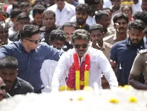 TVK Vijay: தடுமாறி விழுந்த விஜய்.. கட்டுக்கடங்காத ரசிகர்கள் கூட்டம்.. நல்லவேளை தப்புச்சுட்டாரு! 