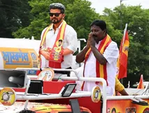 பரப்புரைக்கு வராத விஜய்.. பொம்மையை வைத்து வித்தை காண்பித்த வேட்பாளர்.. ஆர்.கே.நகர் ஃபார்முலாவில் தவெக