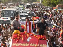 விஜய்யை பார்க்க மூன்று கிலோமீட்டர் சாக்கடையில் பயணம்.. என்ன இப்படி இறங்கிட்டாங்க?