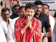 CM Vijay: டக்கென காரை ஓட்டிய முதலமைச்சர் விஜய்.. ரசிகர்கள் இதையும் டிரெண்ட் ஆக்கறாங்கப்பா!