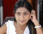 மீனா போய் நவ்யா