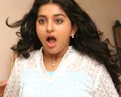 தேனீக்கள் தாக்கி மீரா காயம்!