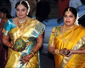 அம்மா ஆனார் ரவளி