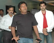 பிரகாஷ் ராஜுக்கு பிடிவாரண்ட்!