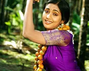 மோசர்பேர் மீது நவ்யா புகார்!