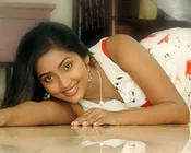 நவ்யா வேணாம்... சின்னப் பொண்ணா வேணும்!