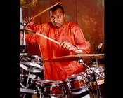 சபரிமலை பக்தர்கள் மத்தியில் டிரம்ஸ் வாசித்த சிவமணி!