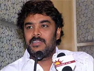 முரட்டுக்காளை ஷூட்டிங்கில் சுந்தர்.சி. படுகாயம்