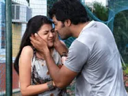 மணலுக்குள் 'புதைந்த' வினய்!