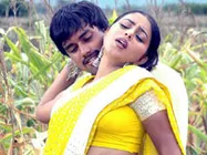 பூர்ணா..முண்டியடித்த ரசிகர்கள்!