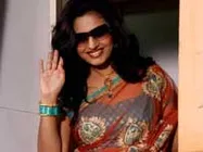 தம் அடிக்கச் சொல்லி மும்தாஜிடம் ரசிகர்கள் கலாட்டா