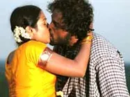 உதட்டோடு உதடு முத்தம் கொடுத்துவிட்டு கால் மணி நேரம் அழுத நடிகை!