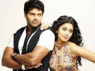 ஆர்யா படத்துக்கு செருப்பு மாலை... இந்து மக்கள் கட்சி ஆர்ப்பாட்டம்