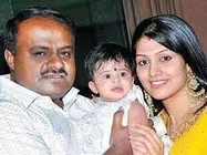 குமாரசாமி, குழந்தையுடன் குட்டி ராதிகா-கர்நாடகத்தில் பரபர!