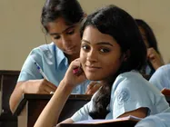 படக்குழுவைப் பிரிய முடியாமல் தேம்பித் தேம்பி அழுத நடிகை காயத்ரி!