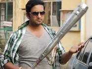 'உன் காதலை போரடிக்காம பார்த்துகிட்ட, அது உன்னை பீர்அடிக்காம பாத்துக்கும்' - சந்தானம் பஞ்ச்