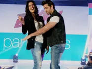 ராம்ப் வாக்கில் கத்ரீனா கைஃபின் 'பேக்'கை தட்டிய ரித்திக் ரோஷன்