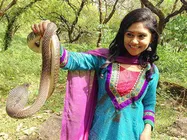 பாம்புக்கே பயப்படாத ஹீரோயின் இவர்!