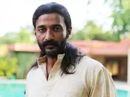 யாத்ரீகனுக்காக தலையை மழித்து, காவி உடை அணிந்த கிஷோர்!