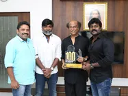 'ஒரிஜினல் தர்மதுரை' ரஜினிகாந்துக்கு100வது நாள் கேடயம் வழங்கி மகிழ்ந்த தர்மதுரை குழு !