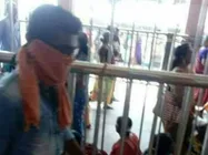 காவி துண்டால் முகத்தை மறைத்தபடி பழனி முருகனை தரிசித்த விஜய்: தீயா பரவிய போட்டோ 