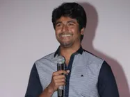 இந்த நடிகர்கள் முன்பு உட்கார வெட்கமாக இருக்கு: சிவகார்த்திகேயன் 