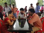 டாஸ்மாக்கில் பீர் பாட்டிலுடன் நடிகை வரலட்சுமி!