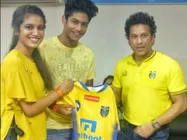 சச்சின் டெண்டுல்கரை சந்தித்த புருவ அழகி பிரியா வாரியர்!